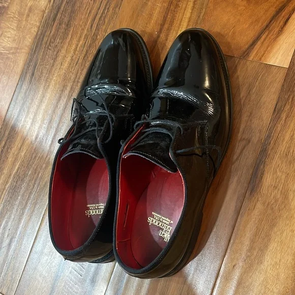 Men’s shoes Allen Edmond’s shoes size 9 1/2
Good condition
Classy, shiny, black - Picture 5 of 7
